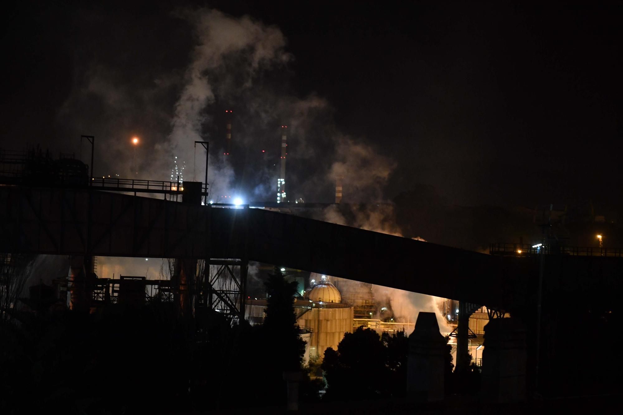 Fuego en la refinería de A Coruña