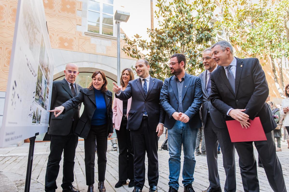 Les autoritats observen el plafó amb el projecte guanyador.