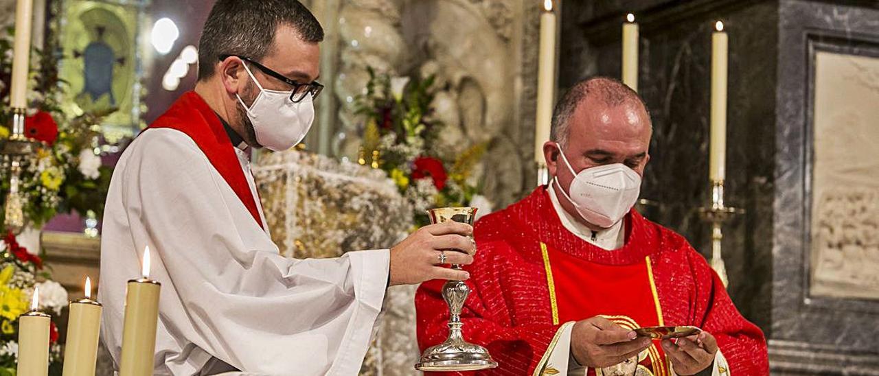 El Milagro de la Lágrima se celebró ayer en su 532 aniversario con dos misas en el monasterio con los cánticos de las monjas Agustinas que custodian la Santa Faz. | HÉCTOR FUENTES