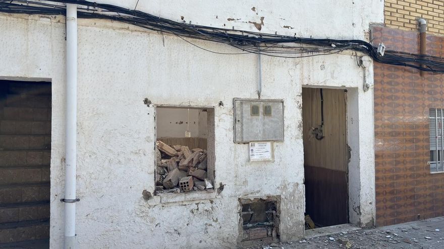 El calvario de una vecina de Aldaia: &quot;Mi madre tiene que comer en su silla de ruedas por las termitas de la casa okupa colindante&quot;
