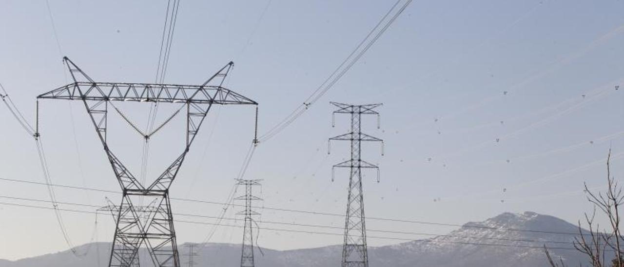Postes y cableado de un tendido eléctrico. |   // PAULA CLEMENTE