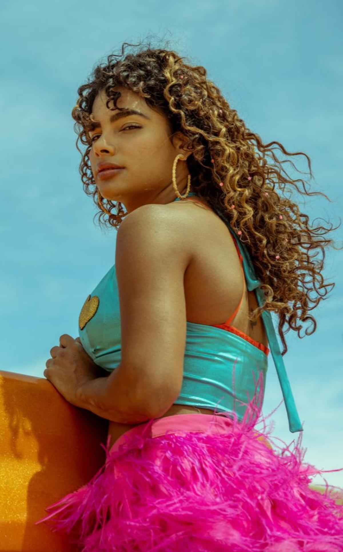 Yany Prado ('La reina soy yo') como Gina.