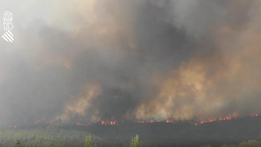 Todos los medios centrados en blindar a toda costa la Serra d&#039;Espadà de las llamas