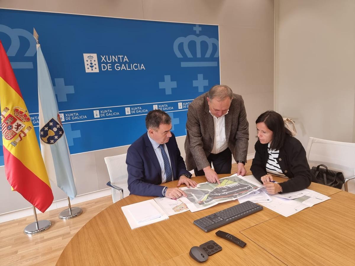Reunión del conselleiro de Educación con el alcalde de A Laracha y la concejala de Ensino.