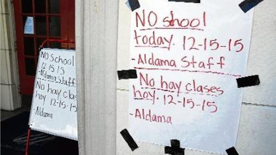Cartell en una escola de Los Angeles que anunciava que ahir no hi hauria classes.
