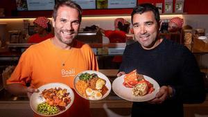 Deco (derecha), con Rodrigo Barros, fundador de Boali, este miércoles 20 de mayo en la inauguración del primer restaurante de la cadena en Barcelona.