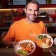 Deco (derecha), con Rodrigo Barros, fundador de Boali, este miércoles 20 de mayo en la inauguración del primer restaurante de la cadena en Barcelona.