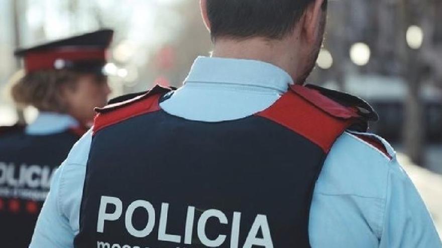 Els Mossos enxampen un lladre caminant amb la caixa enregistradora d&#039;un bar sota el braç