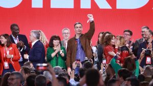 El Presidente del Gobierno, Pedro Sánchez, durante el 41 Congreso Federal del PSOE en el Palacio de Congresos y Exposiciones. A 1 de diciembre de 2024, en Sevilla, Andalucía (España). El 41 Congreso Federal del PSOE concluye en Sevilla con su jornada de clausura celebrada en Fibes. Durante el evento, se trazaron las líneas estratégicas del partido para los próximos años, destacando el compromiso con las políticas sociales, la igualdad y la sostenibilidad. La clausura contó con la presencia de destacados líderes socialistas y delegados de todo el país. 01 DICIEMBRE 2024 Rocío Ruz / Europa Press 01/12/2024. PEDRO  SÁNCHEZ;Rocío Ruz;