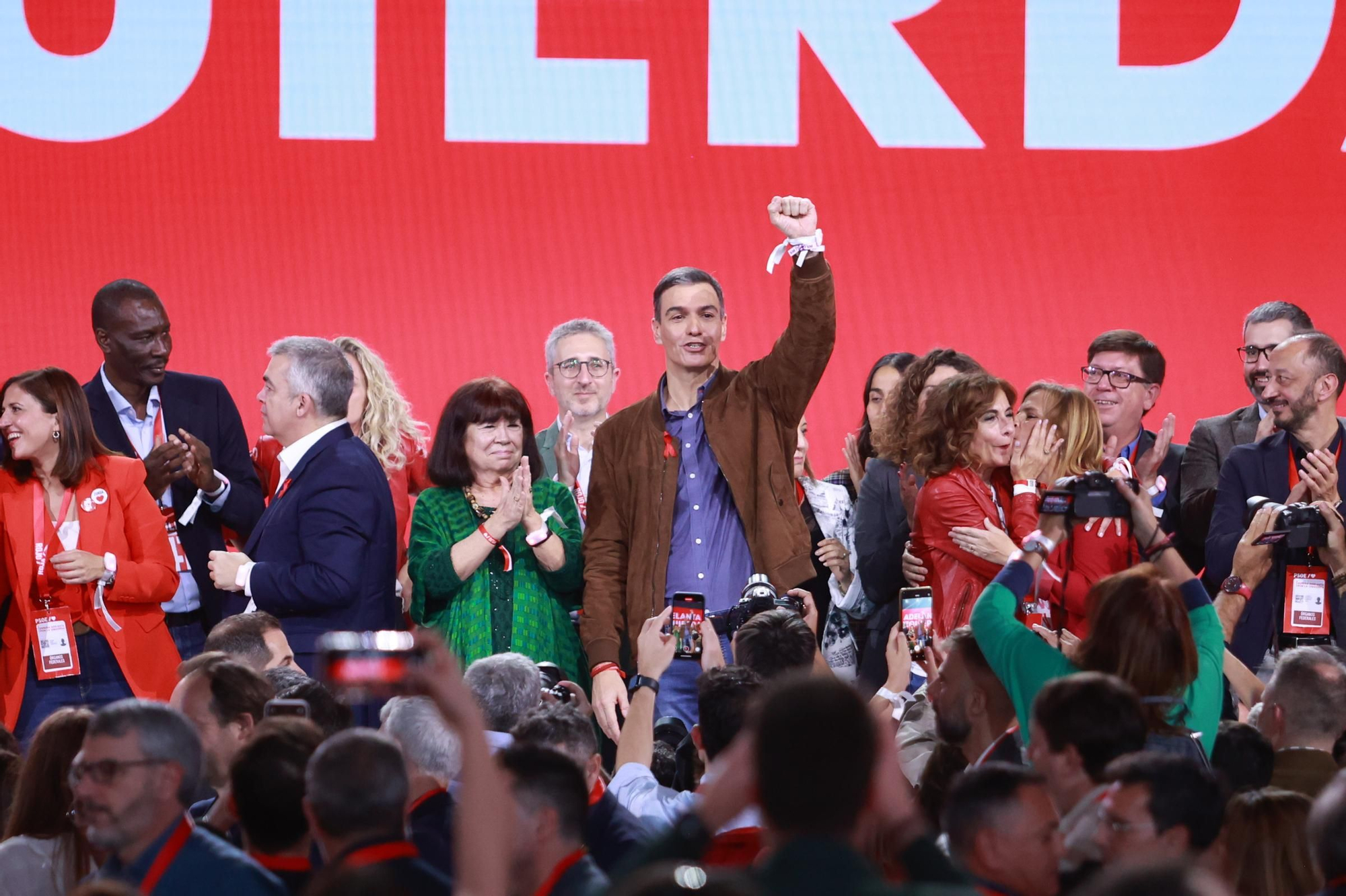 El Presidente del Gobierno, Pedro Sánchez, durante el 41 Congreso Federal del PSOE en el Palacio de Congresos y Exposiciones. A 1 de diciembre de 2024, en Sevilla, Andalucía (España). El 41 Congreso Federal del PSOE concluye en Sevilla con su jornada de clausura celebrada en Fibes. Durante el evento, se trazaron las líneas estratégicas del partido para los próximos años, destacando el compromiso con las políticas sociales, la igualdad y la sostenibilidad. La clausura contó con la presencia de destacados líderes socialistas y delegados de todo el país. 01 DICIEMBRE 2024 Rocío Ruz / Europa Press 01/12/2024. PEDRO  SÁNCHEZ;Rocío Ruz;