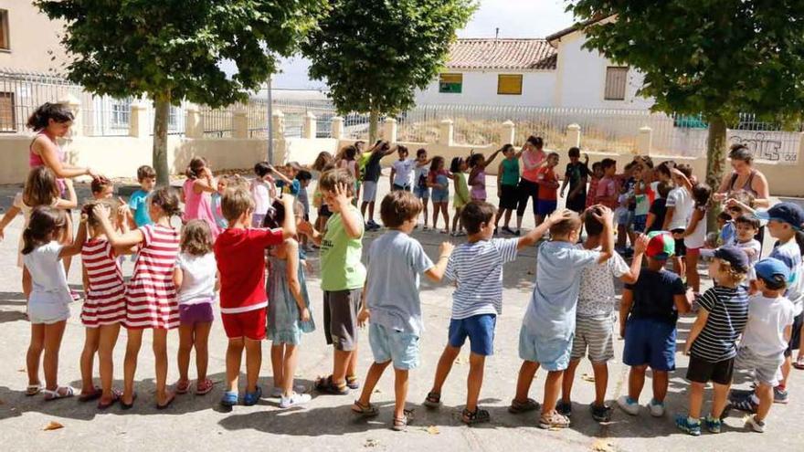 Niños participantes en los talleres que organiza la asociación vecinal del barrio de Pinilla.