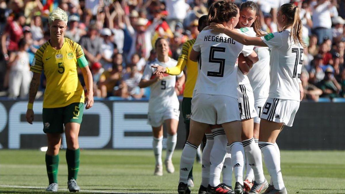 Las jugadoras de Alemania celebrando uno de los tantos ante Sudáfrica