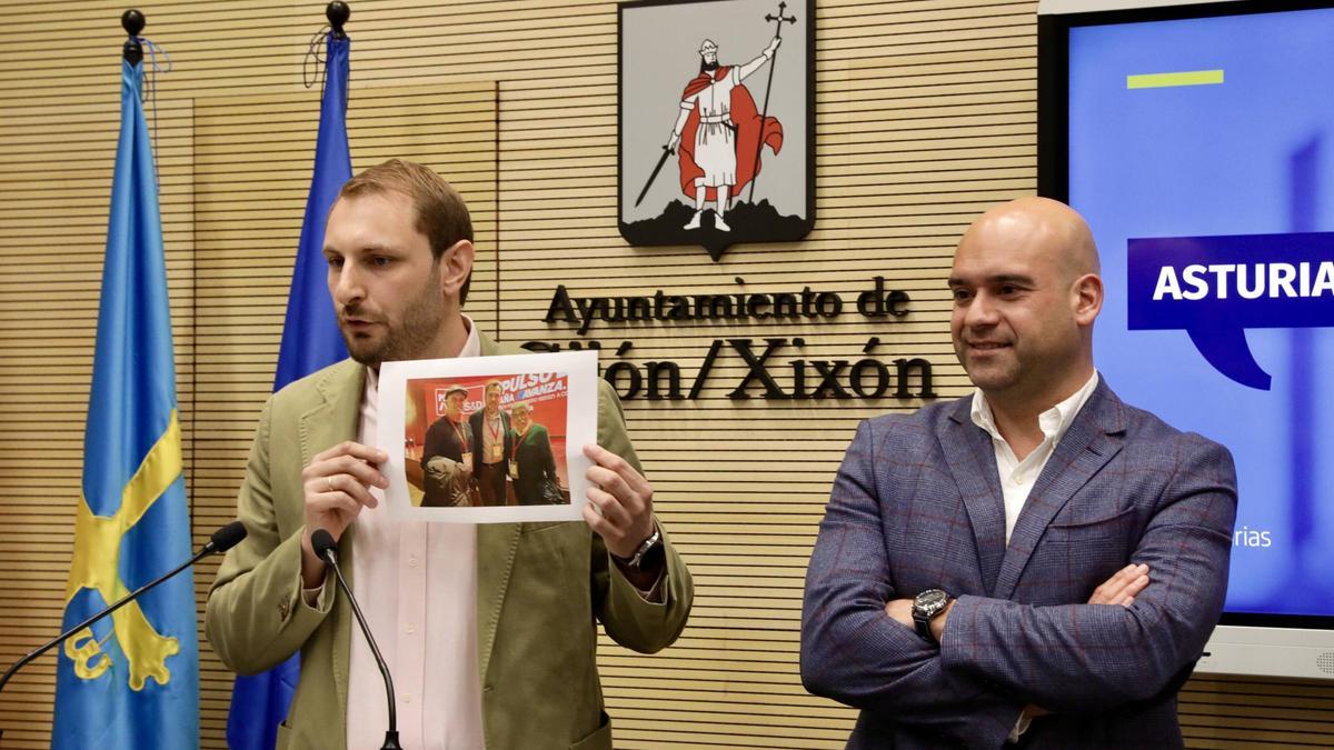 Adrián Pumares con una foto de dirigentes socialistas con Óscar Puente junto a Jesús Martínez Salvador