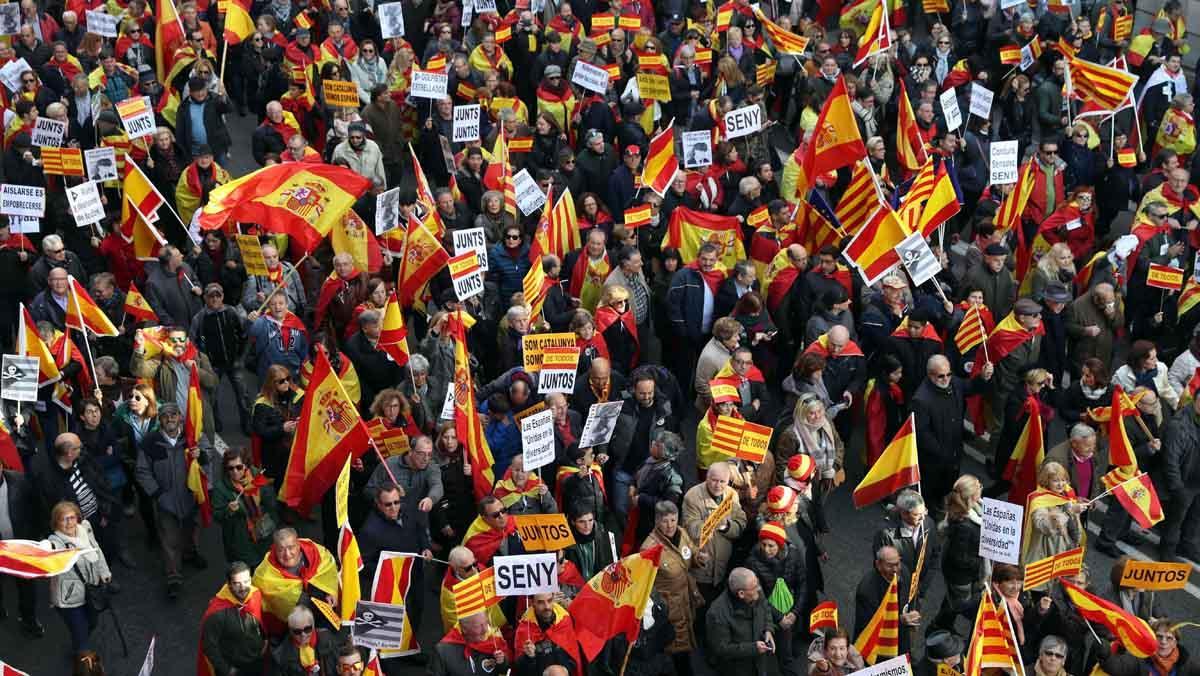 Els manifestants s’han dirigit cap a la plaça de Sant Jaume.