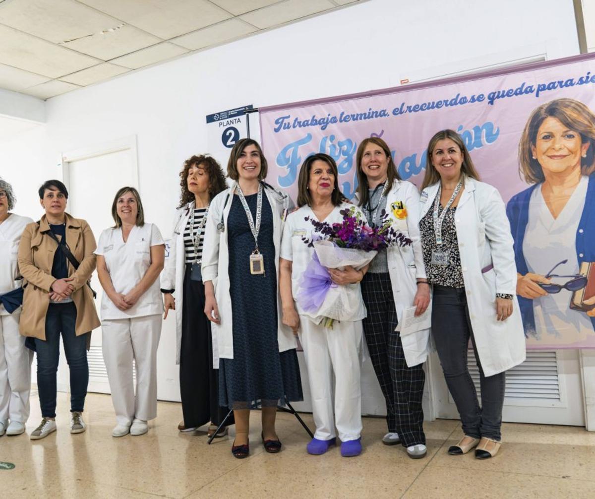 La profesional, ante un cartel de su homenaje en el hospital. | SERGAS