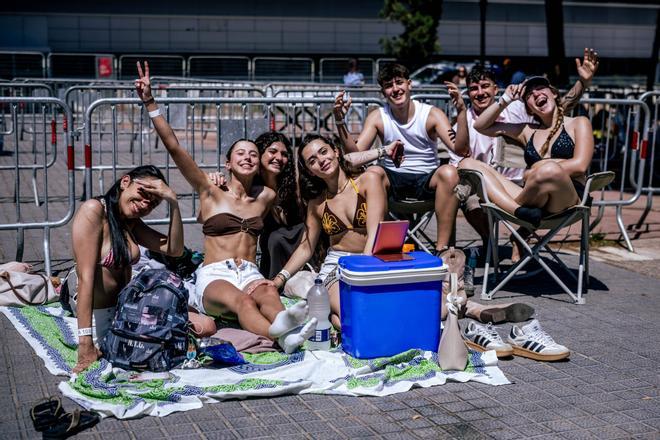 Colas para el concierto de Bad Bunny en el Palau Sant Jordi.