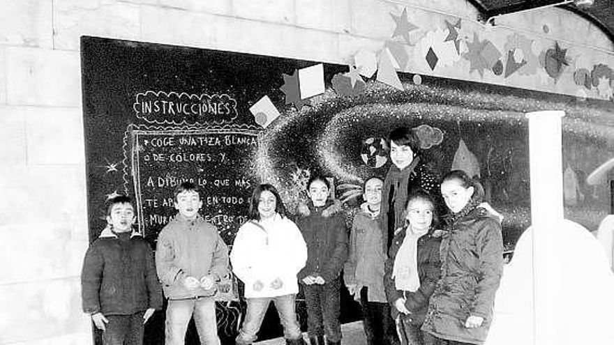 Artistas y niños, junto al mural de Les Conserveres.