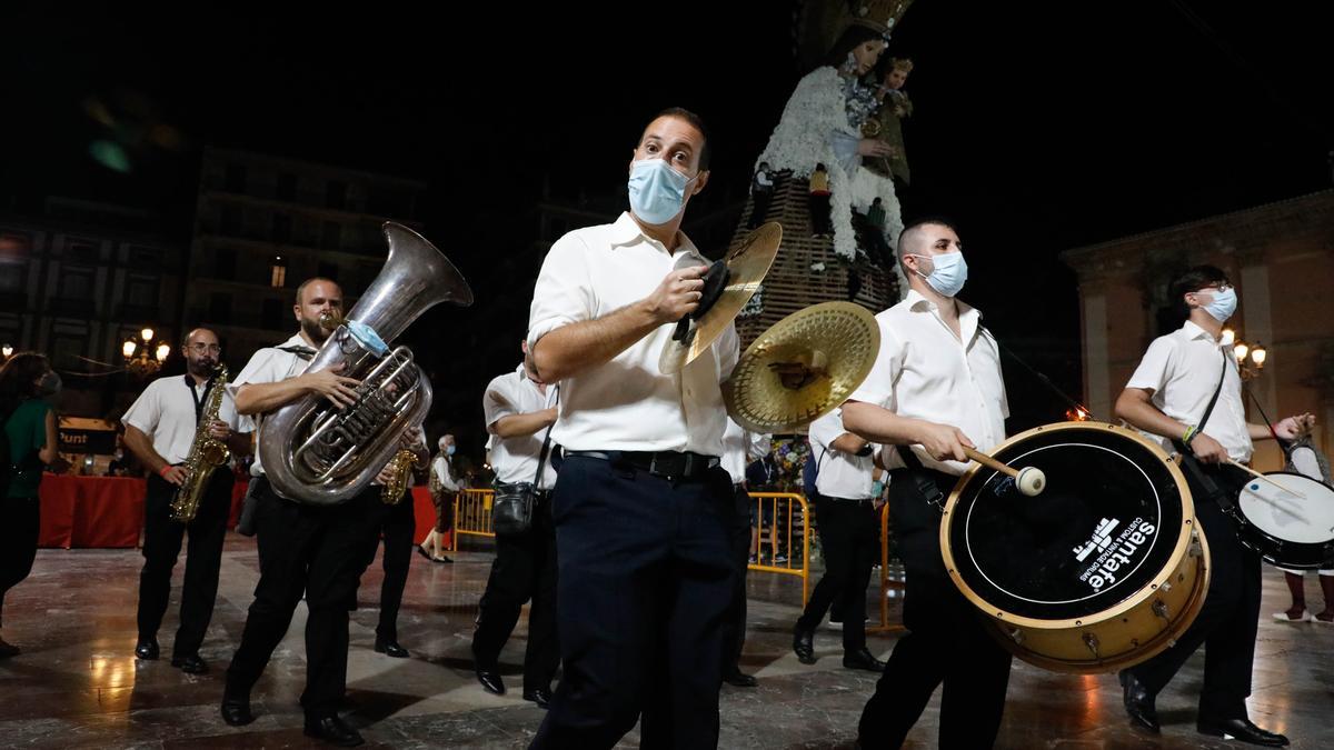 Búscate en el primer día de la ofrenda por la Calle Caballeros de las 21:00 a las 22:00