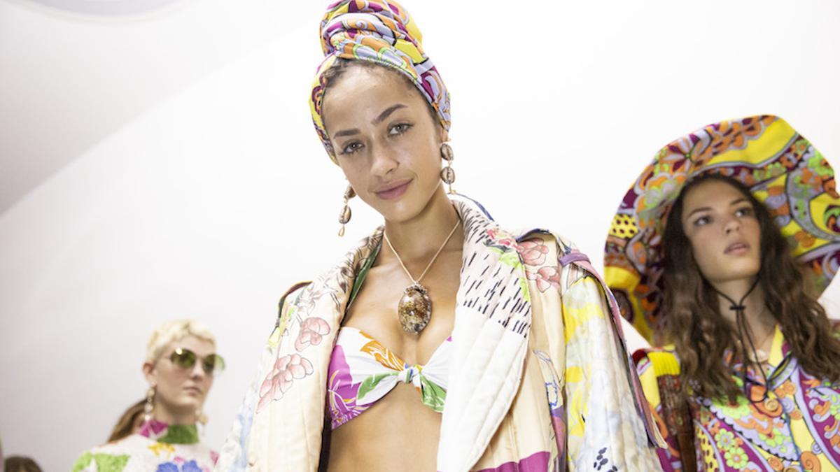 Joyas de conchas en el 'backstage' de Etro SS19