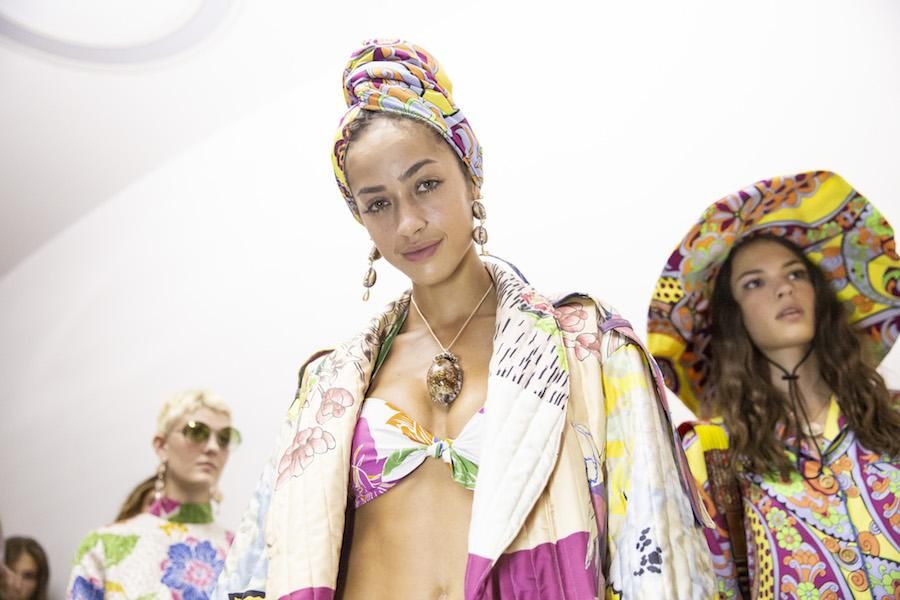 Joyas de conchas en el 'backstage' de Etro SS19