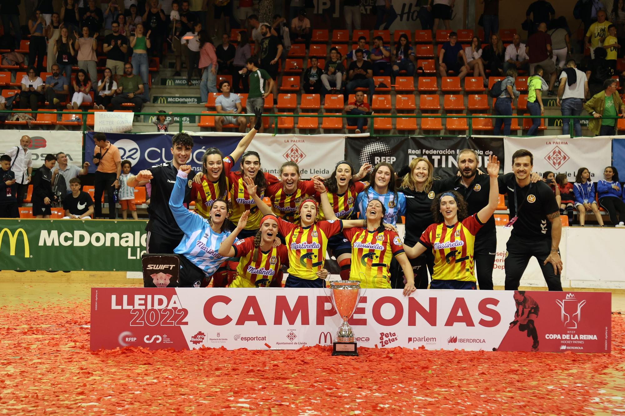 El Martinelia Manlleu celebra el título de Copa