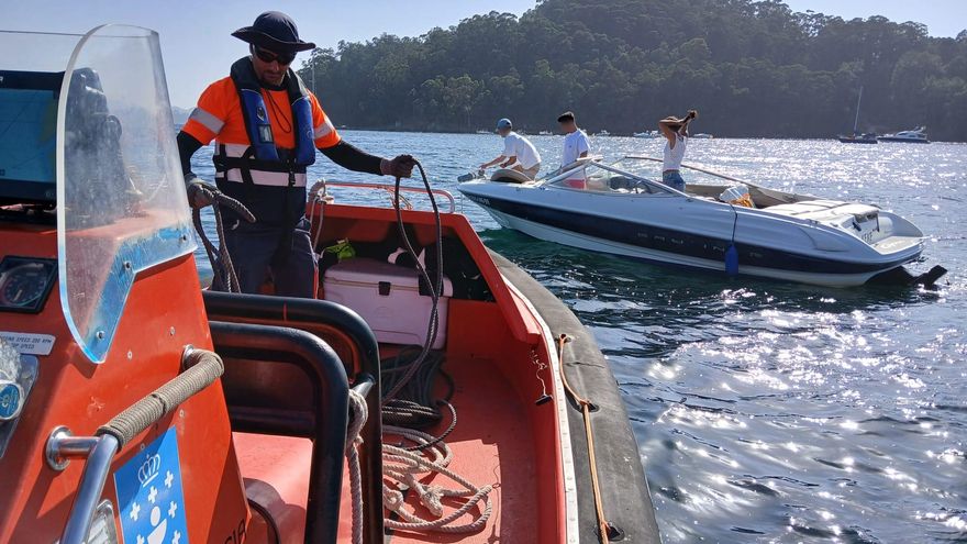 Gardacostas rescata a tres jóvenes en Pontevedra que se quedaron a la deriva en su yate