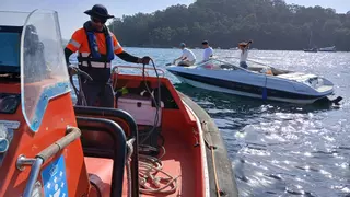 Gardacostas rescata a tres jóvenes en Pontevedra que se quedaron a la deriva en su yate