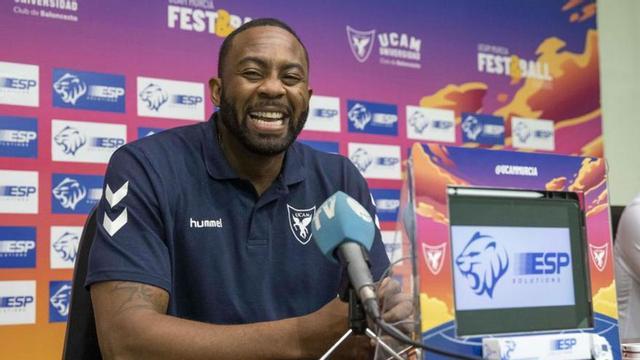 Anderson, sonriendo en su presentación.