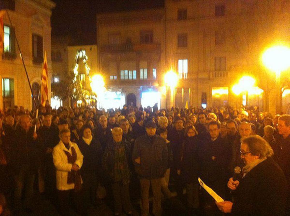 La plaça de Sant Roc de Sabadell (Vallès Occidental) completament plena a favor de l’escola en català.