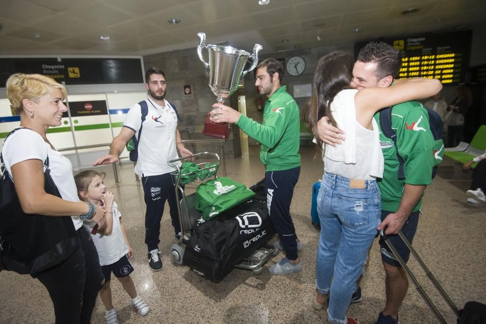 Los jugadores del Liceo regresan a casa tras conquistar la Supercopa de España