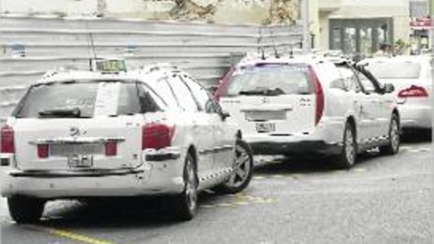 Un taxi de cada una de les diferents agrupacions ahir a Blanes.