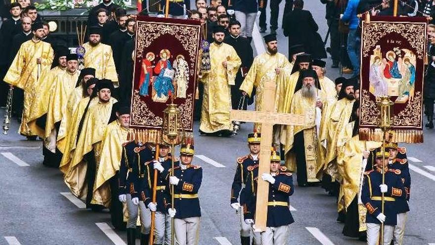 Los sacertotes ortodoxos que abrían el cortejo.