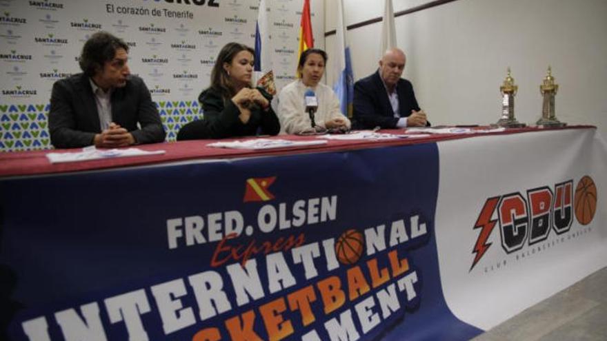 Carlos Martín, Concepción Rivero, Elena Mateo y Lorenzo Spinelli en la presentación del torneo de baloncesto júnior