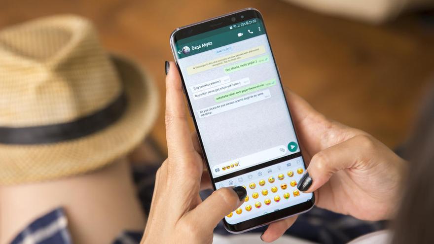 Una persona busca un emoticono para enviar por WhatsApp.