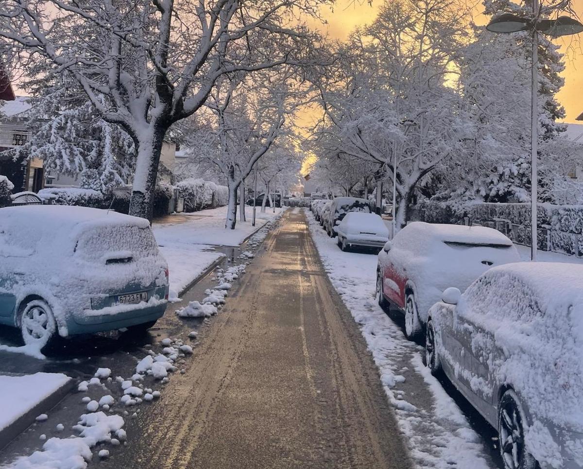 Varios coches cubiertos de nieve en Jaca la pasada semana