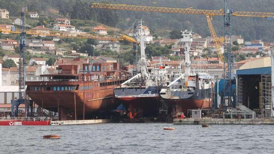 Barcos atuneros en labores de reparación. // Santos Álvarez