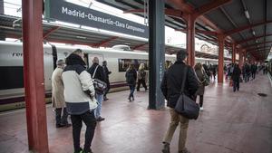 Pasajeros de un AVE procedente de Alicante tras llegar a la estación madrileña de Chamartín.