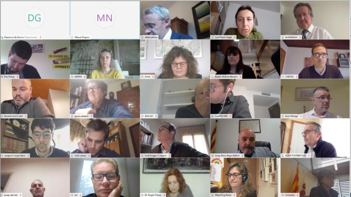 Captura de pantalla del ple telemàtic de la Diputació de Girona amb alguns dels diputats atents a la pantalla