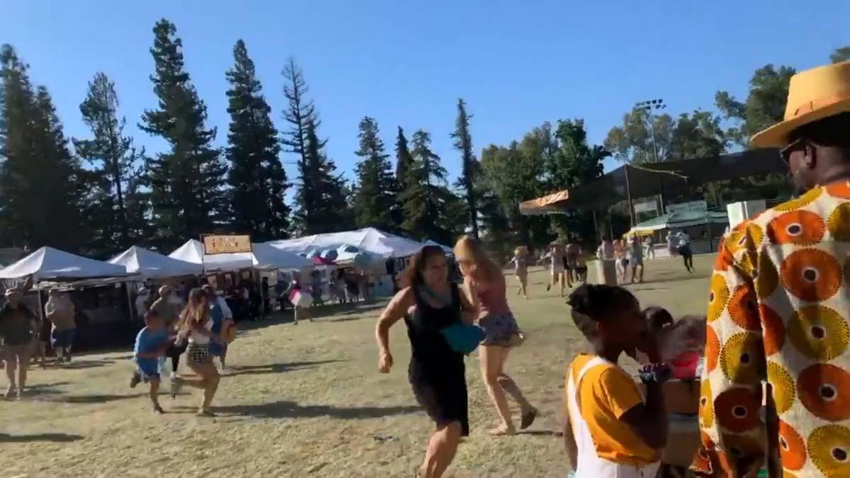 Cuatro muertos y 15 heridos en un tiroteo en un festival en California. En la foto, un grupo de gente huye del lugar de los hechos.