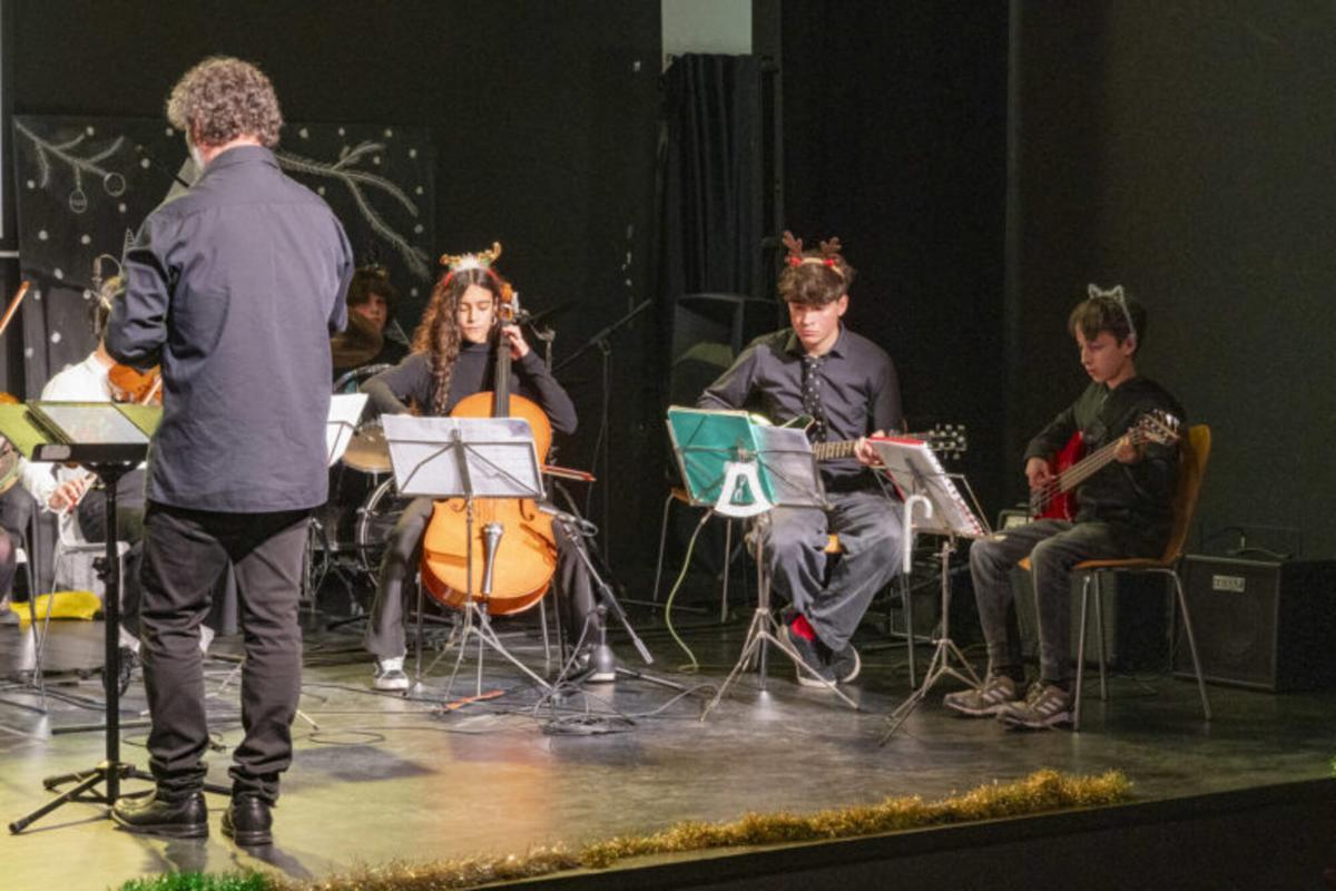 Concerto de Nadal da Escola Municipal de Música de Rois Concerto de Nadal da Escola Municipal de Música de Rois