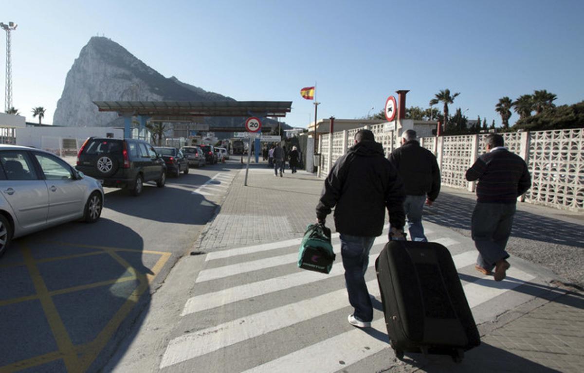 Trànsit de vehicles i persones entre La Línea i Gibraltar, al costat de la tanca.