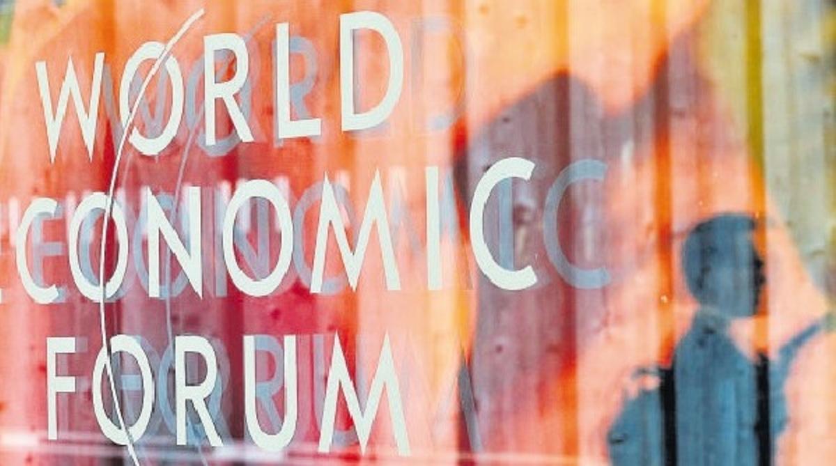 Una ventana con el logo del Foro Económico Mundial, en Davos (Suiza).