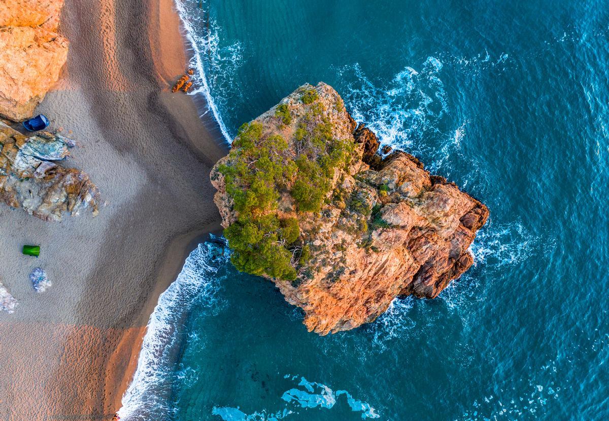 Vista superior de la playa de la Cala de l'illa roja en Begur, Costa Brava,