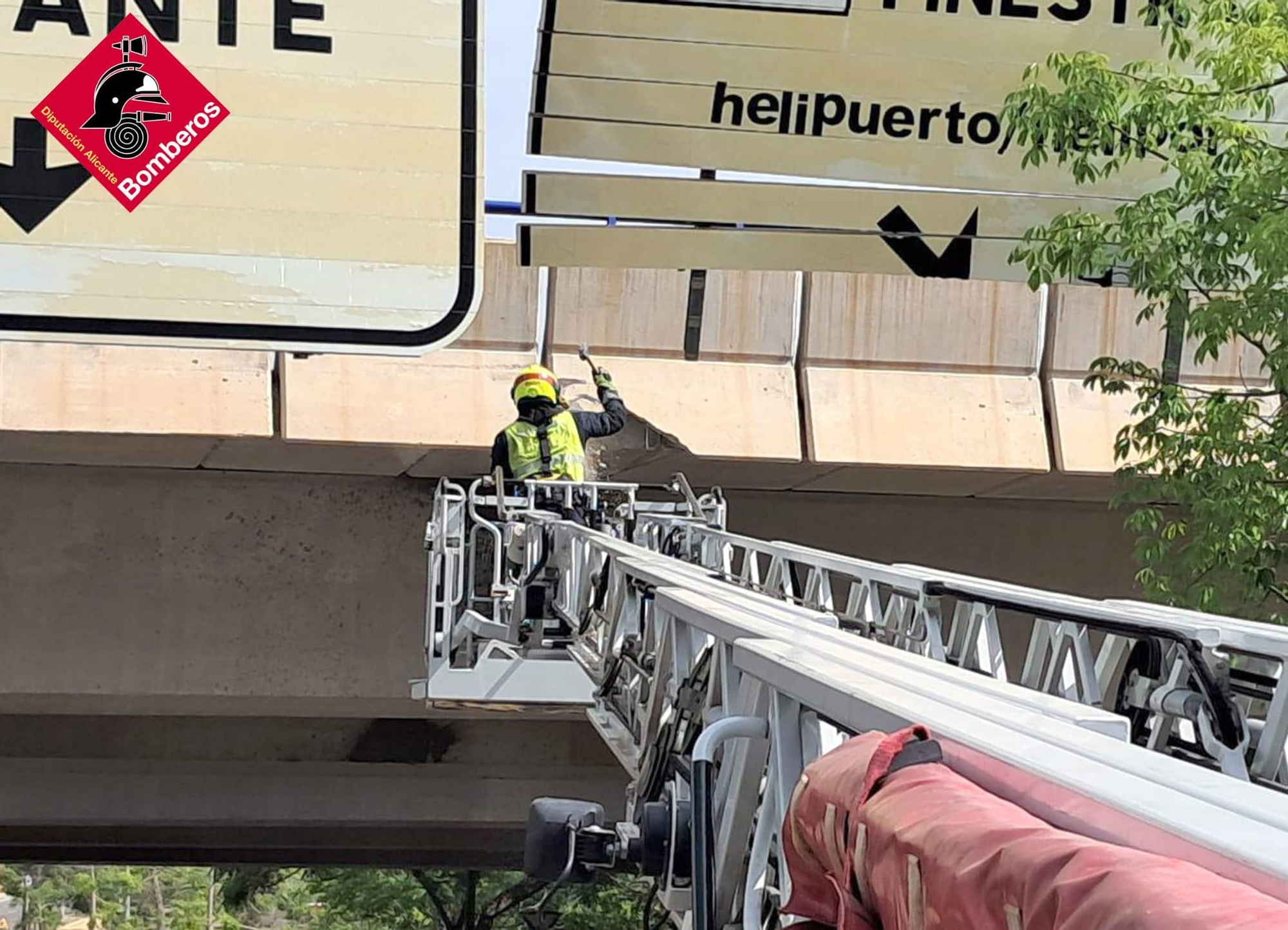 Una grúa choca contra un puente de la AP-7 en Benidorm