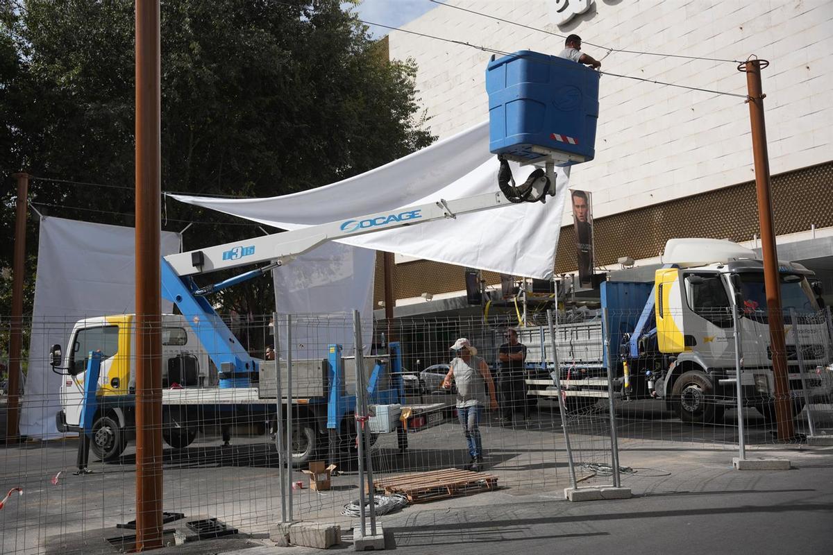 Colocación de toldos en la Plaza del Duque