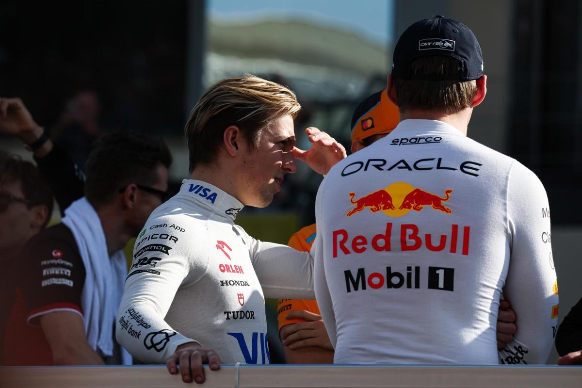 Liam Lawson junto a Max Verstappen.