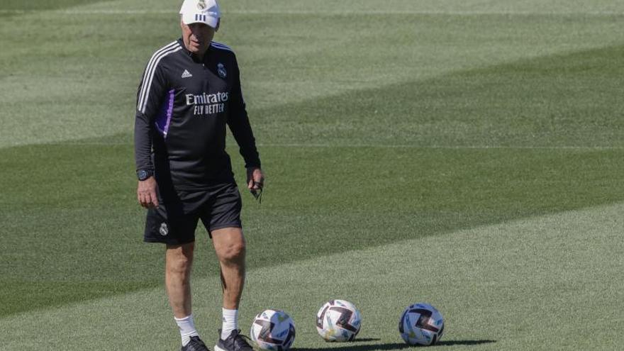 Ancelotti, durante el entrenamiento de ayer del Real Madrid.