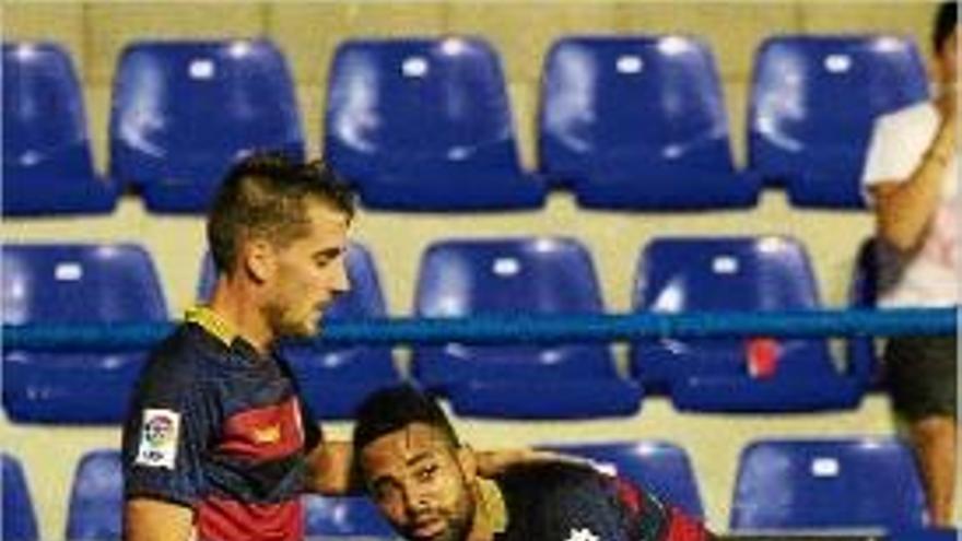 Emilio i Giva feliciten Mosquito després de l&#039;1-0 contra l&#039;Albacete.