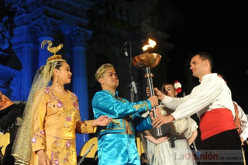 La Antorcha de la Amistad y el Moneo brillan en colores con motivo de este Festival Internacional de Folclore