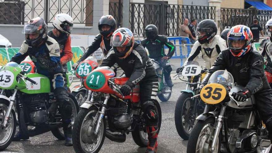 Parrilla de salida en la última edición de la exhibición de motos clásicas de Zamora.